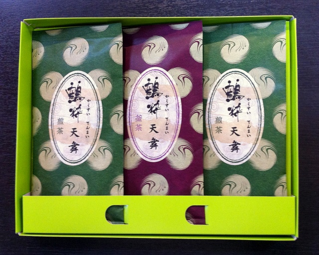 お茶３袋をギフト用ケースにセットすると画像のような感じになります